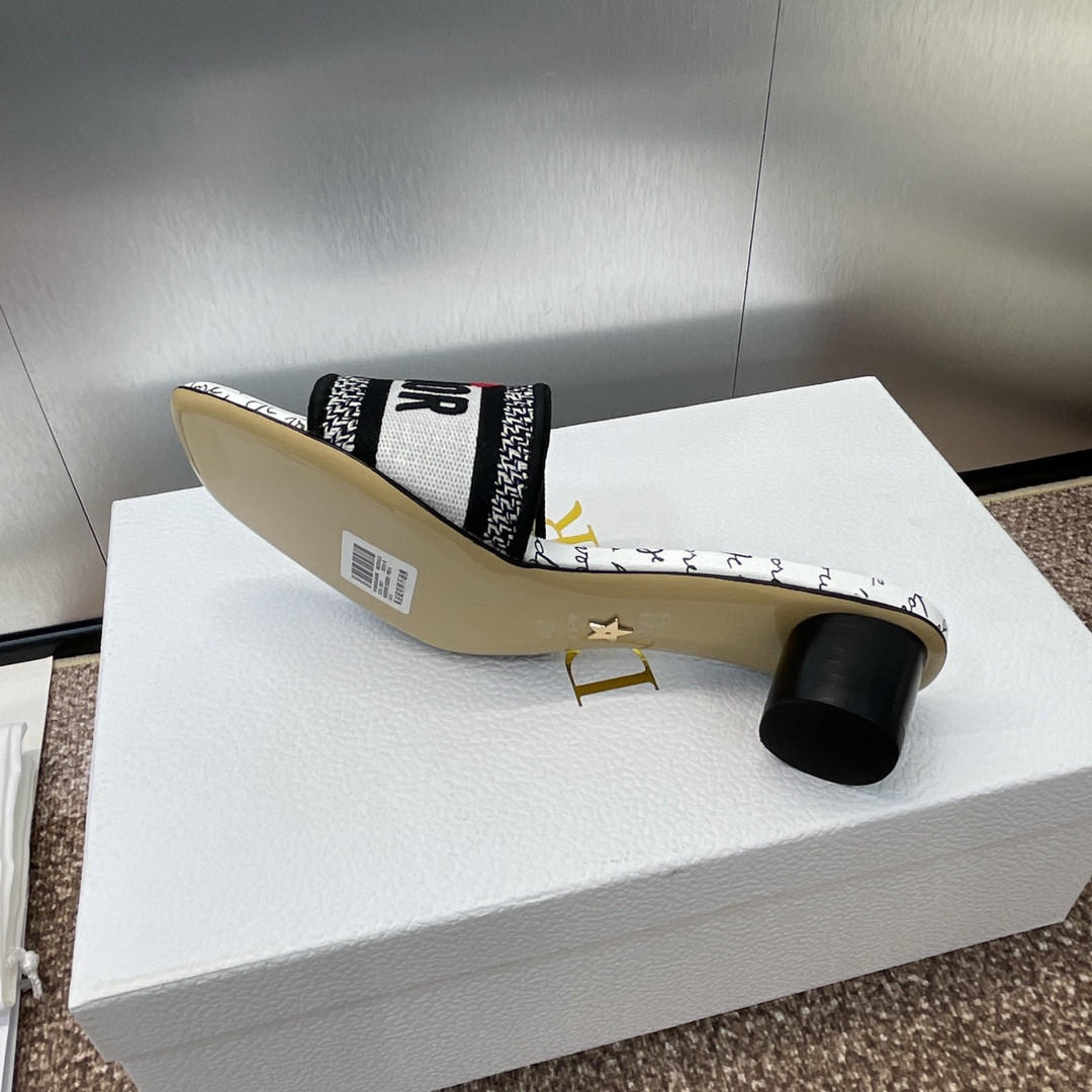 ua D*oramour dway heeled slide