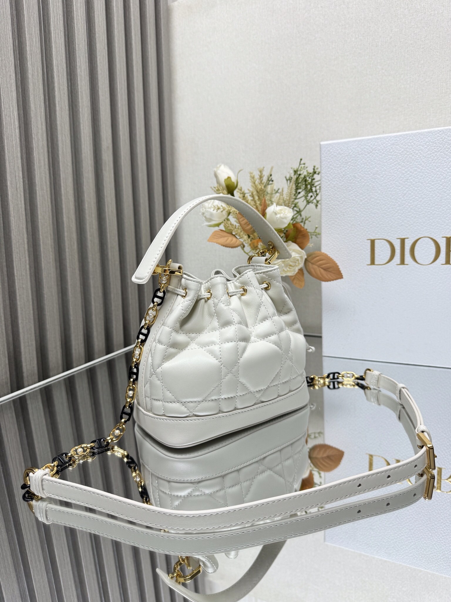 small D*or jolie bucket bag 17 x 16 x 10.5 cm