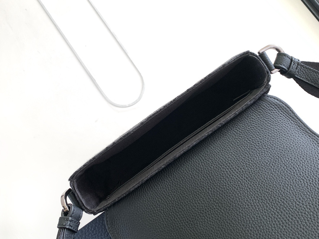 D*or saddle messenger bag 24 x 16.5 x 5.5 cm