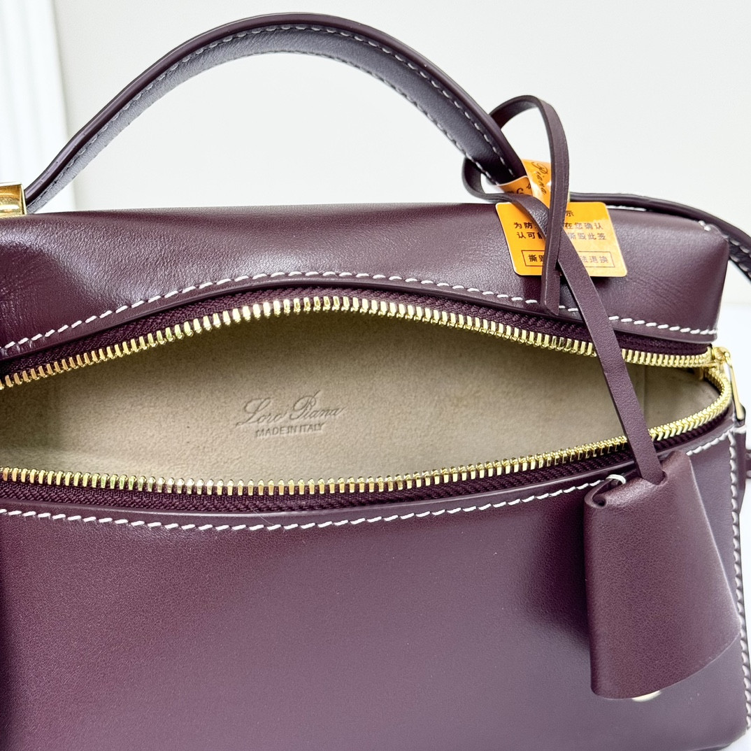L**o p*ana extra pocket l19 smooth calfskin 11 x 19 x 6.5 cm