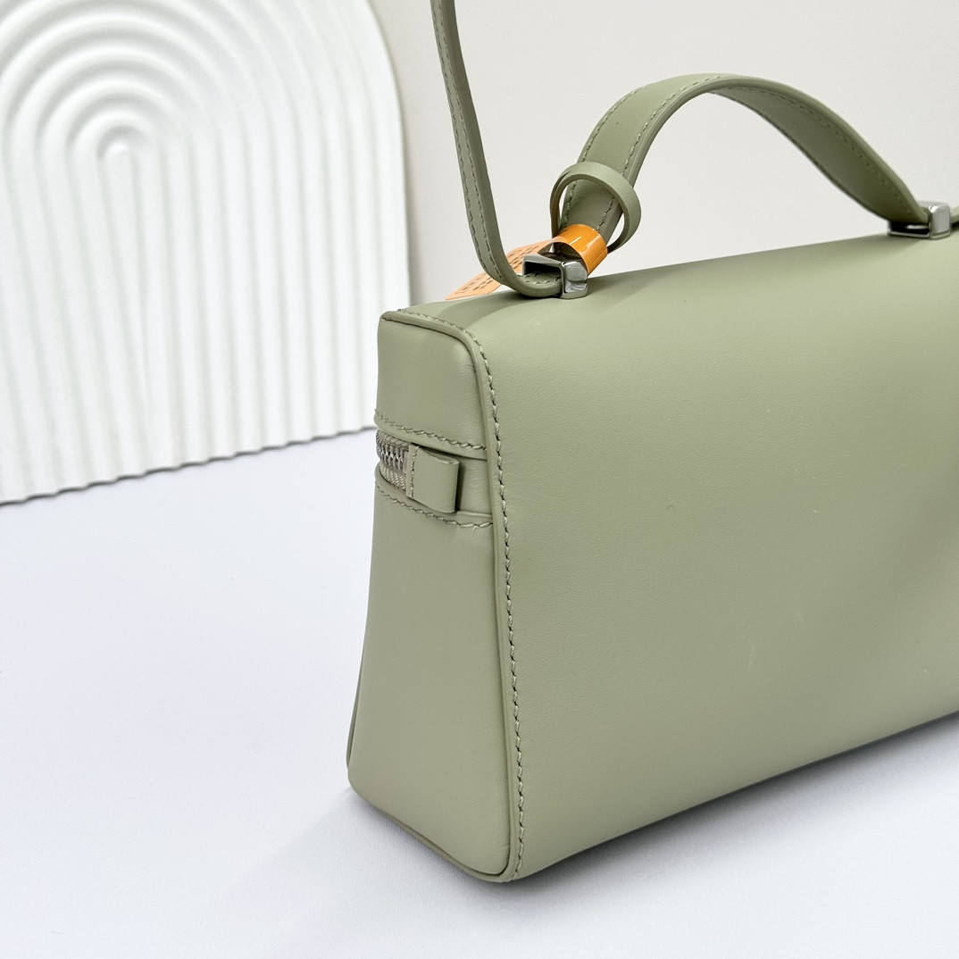 L**o p*ana extra pocket l19  smooth calfskin 11 x 19 x 6.5 cm