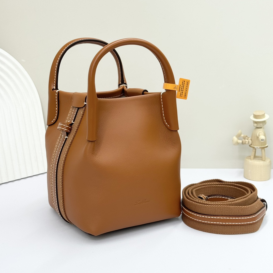 L**o p*ana micro bale bag smooth calfskin 23 x 16 x 14 cm