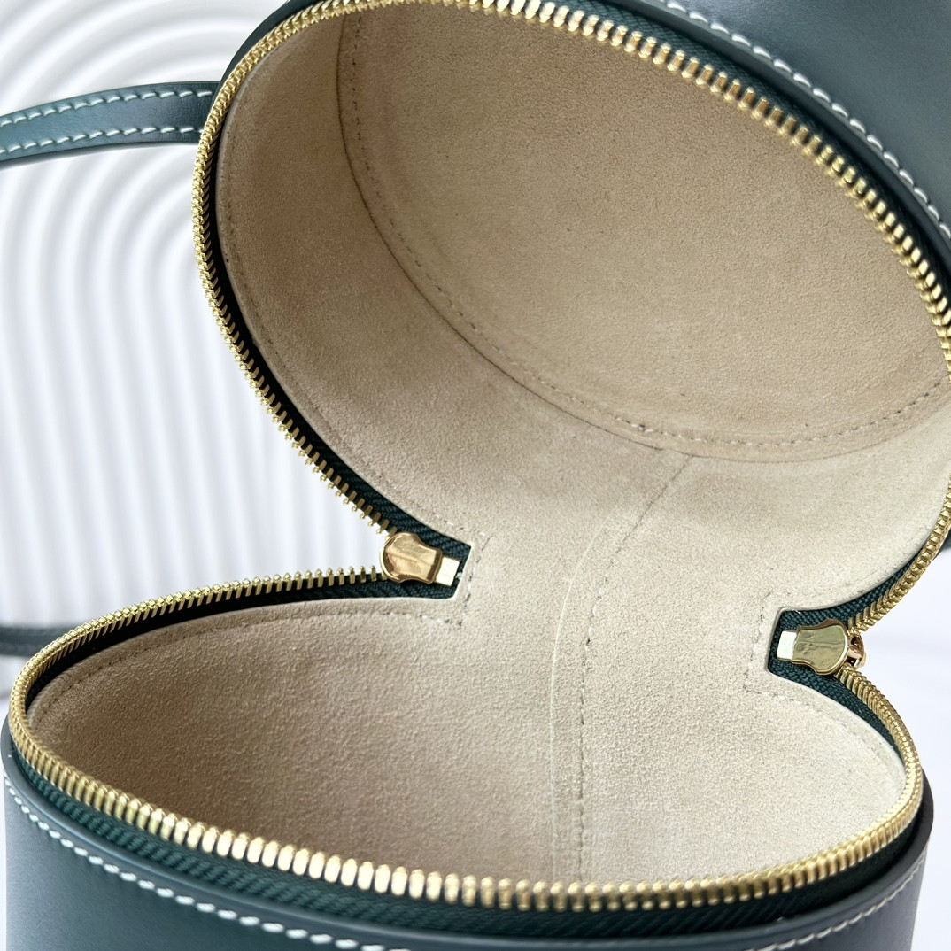 L**o p*ana extra case smooth calfskin 12 x16 x12cm