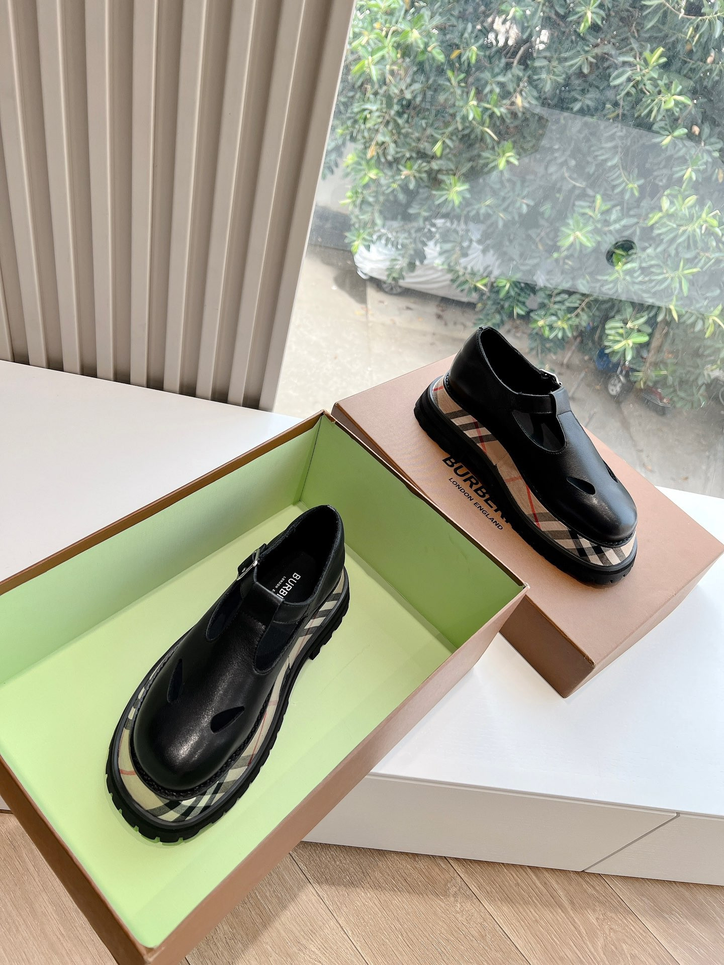 ua B**rry check leather flats