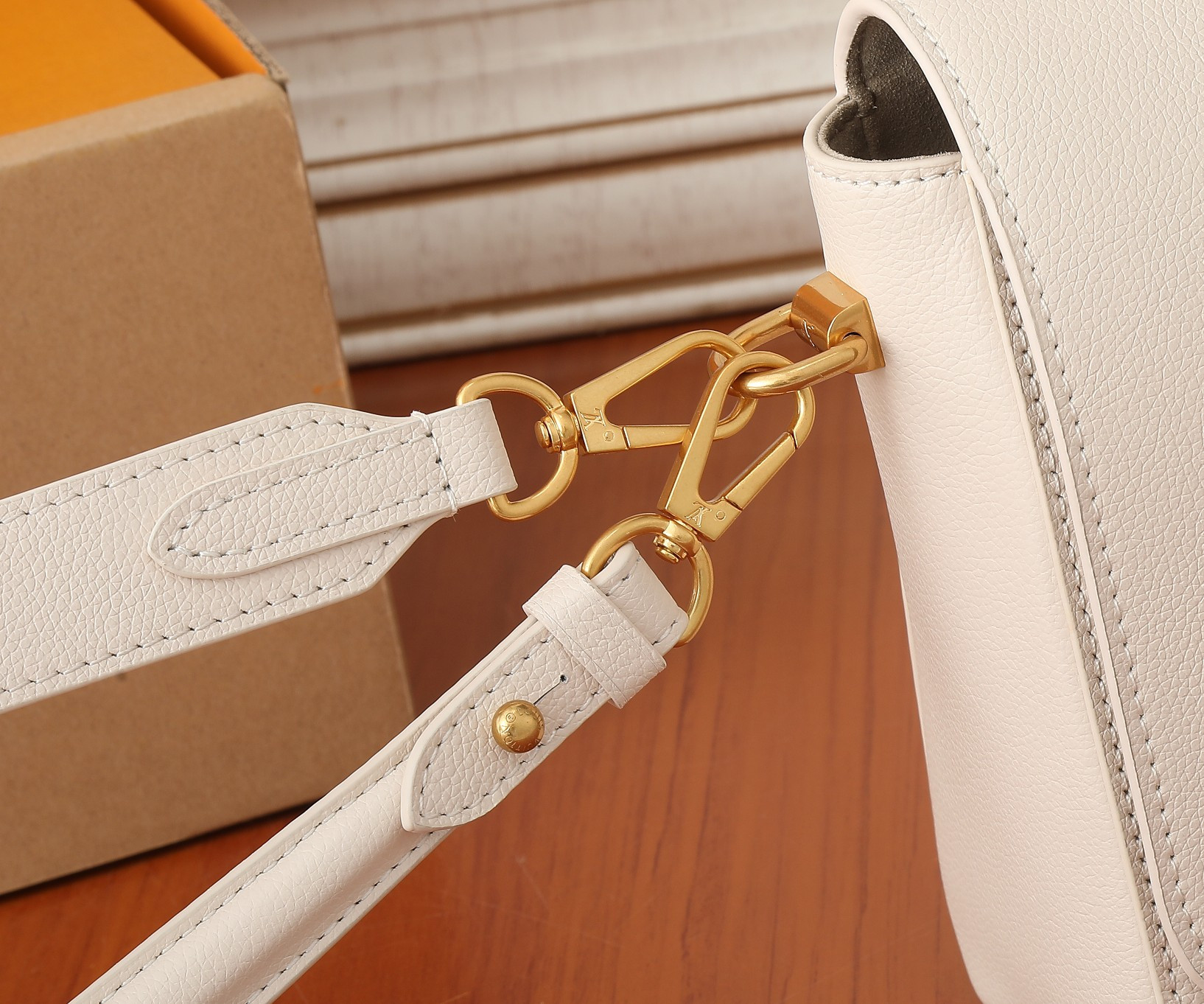 LV Soft Twist M25359 10.6 x 7.5 x 3.5 inches