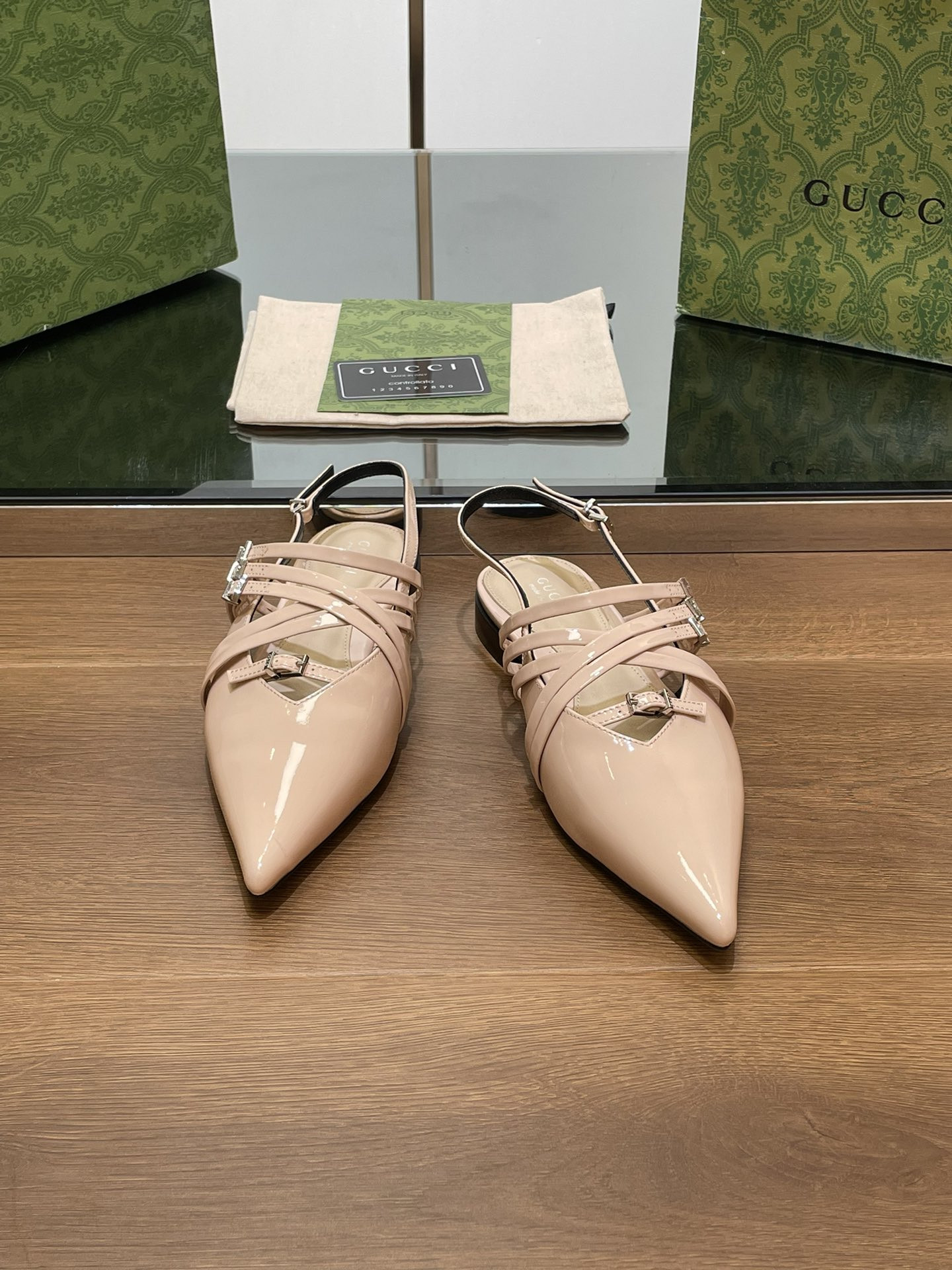 ua G*u*i strappy ballet flat