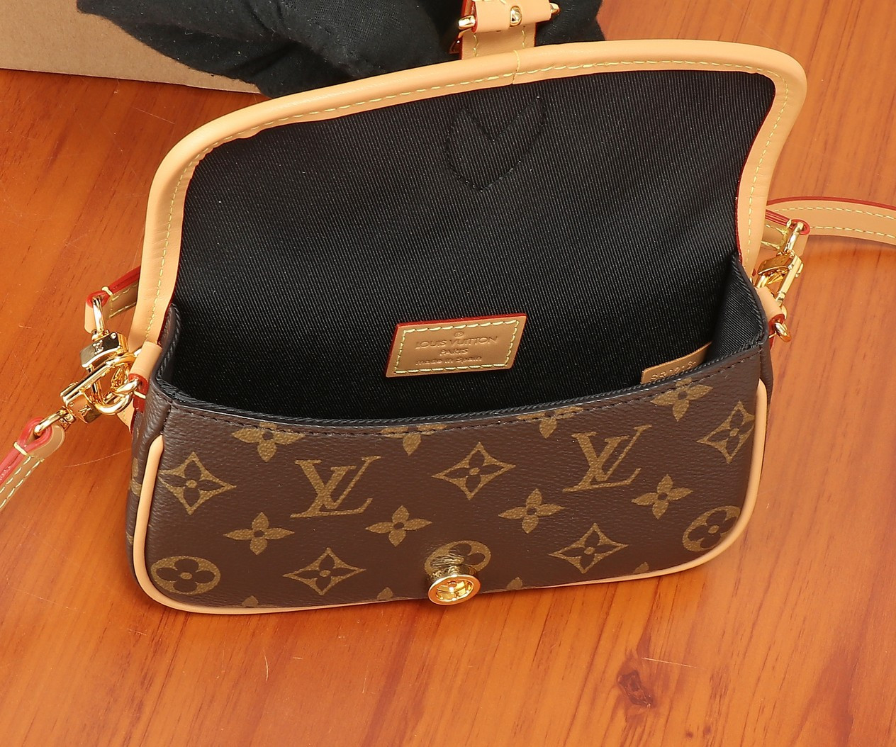 LV Nano Diane M83298 19x10.5x6cm