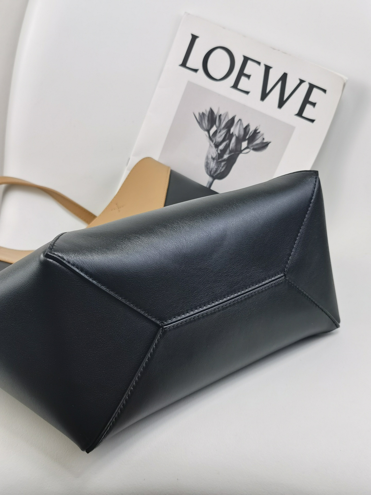 L0ew* medium puzzle fold tote in shiny calfskin 25.5x14.5x31.5cm