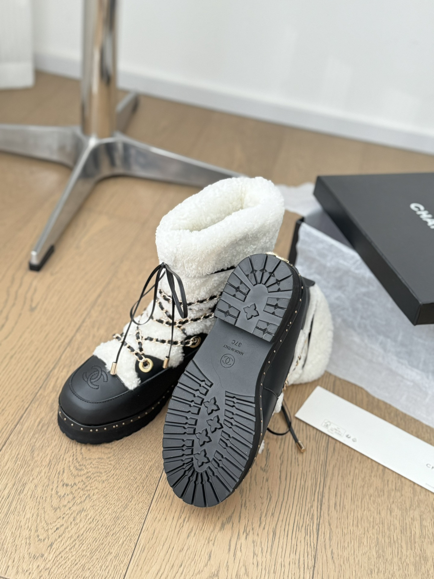ua Ch*el snow boots