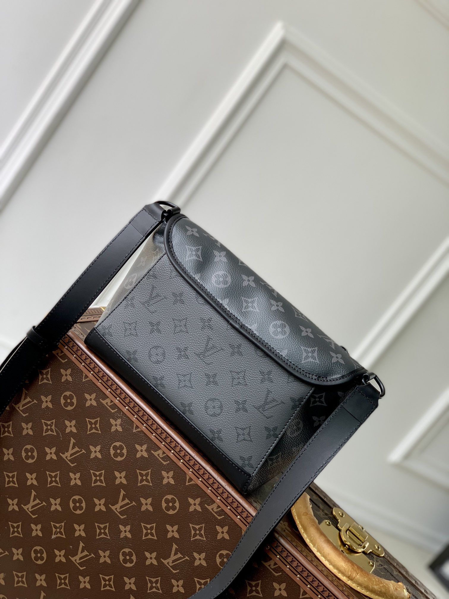 LV Pulse Messenger M12681  17 x 11 x 26.6 cm