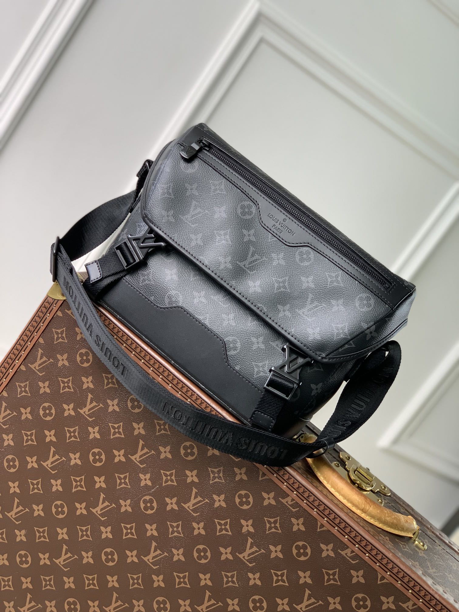 LV Messenger Voyager PM M12517 22.5 x 11 x 33 cm