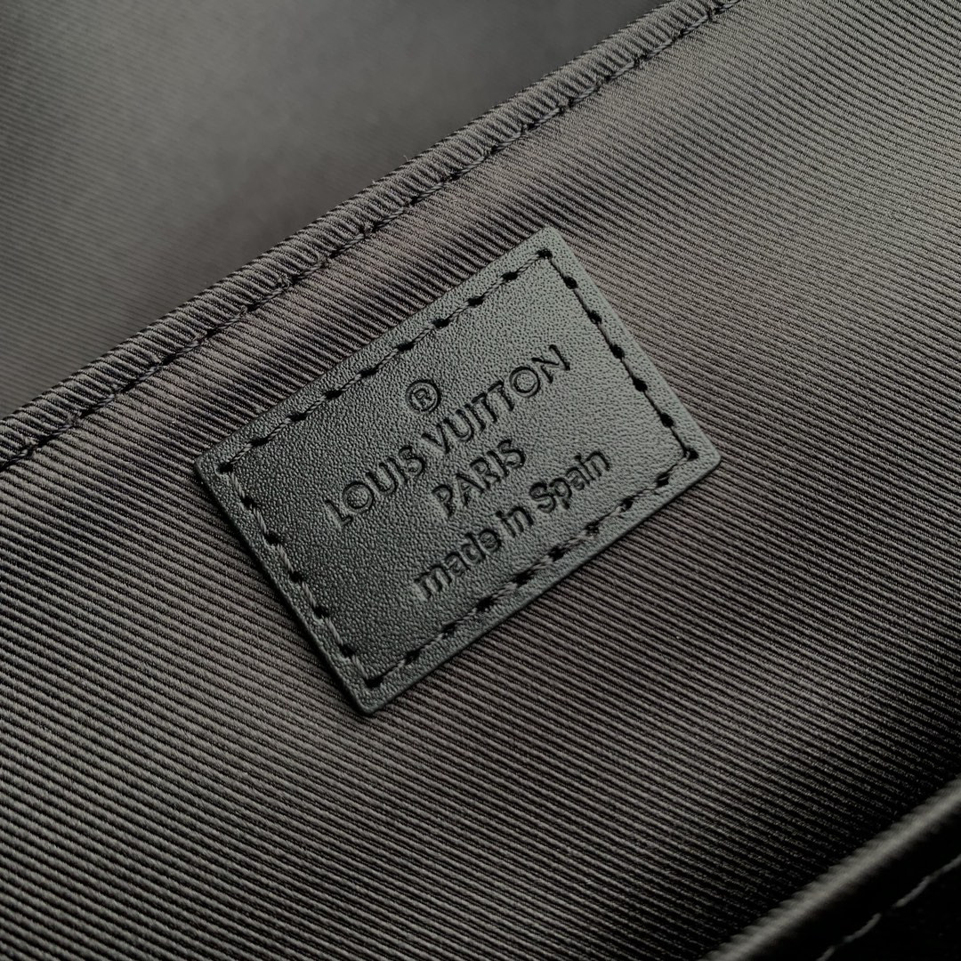 LV Messenger Voyager PM M12517 22.5 x 11 x 33 cm