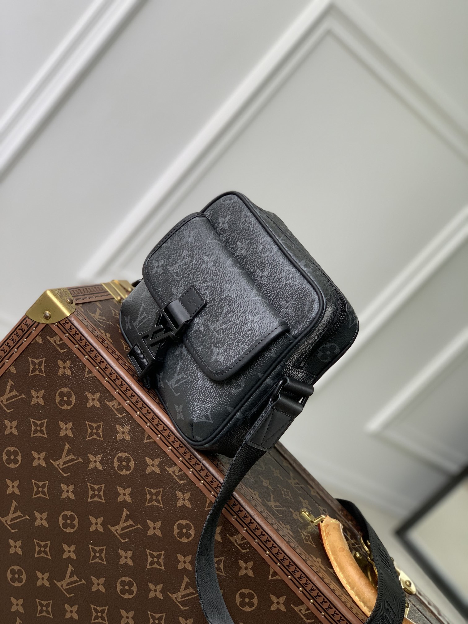LV Getaway Messenger M12518  17 x 7.8 x 18 cm