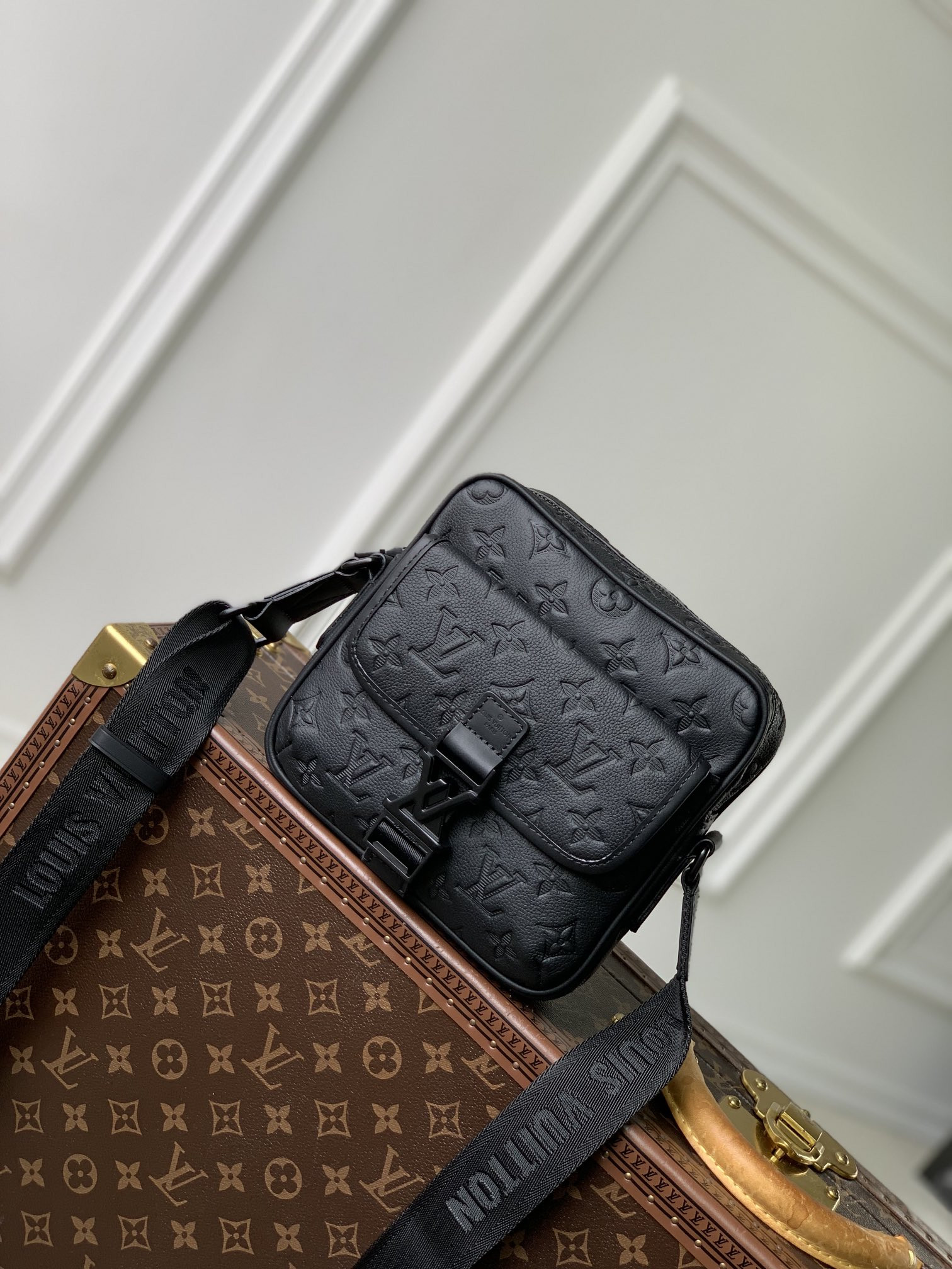 LV Getaway Messenger M12516  17 x 7.8 x 18 cm