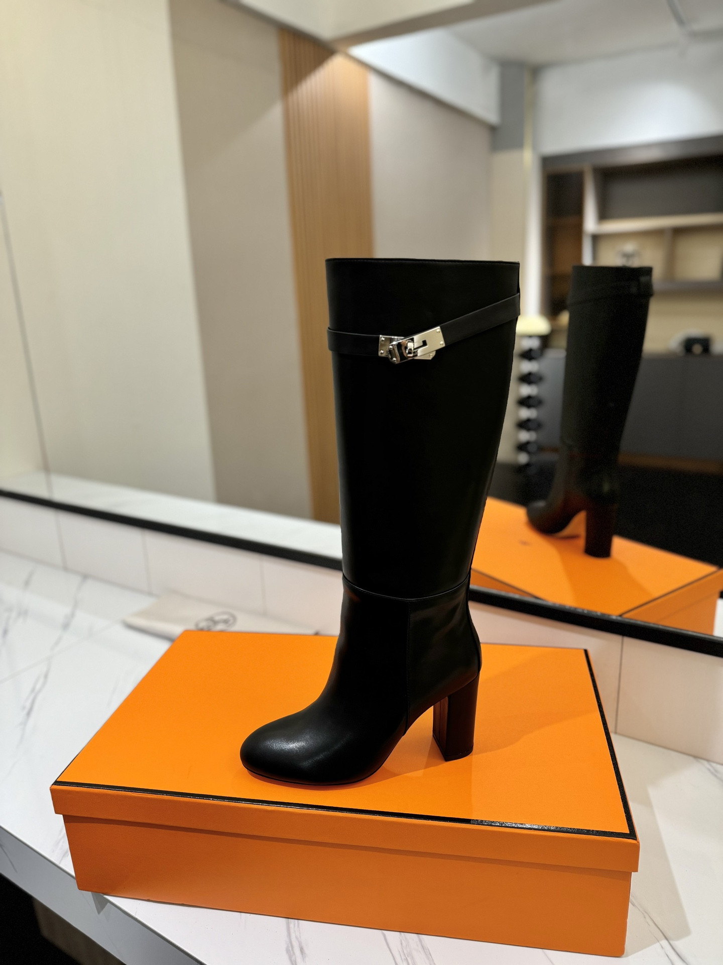ua H**me5 jumping boots (heel height 8.5cm)