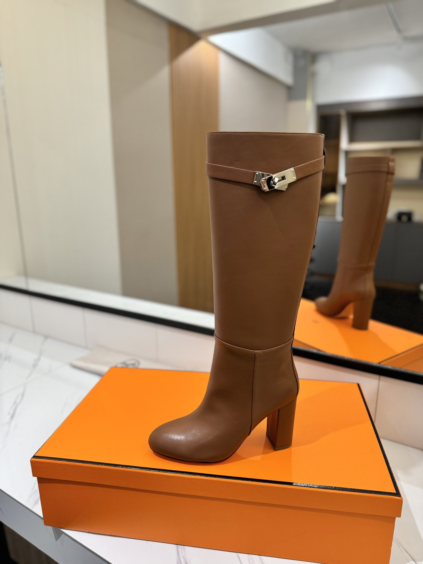 ua H**me5 jumping boots (heel height 8.5cm)