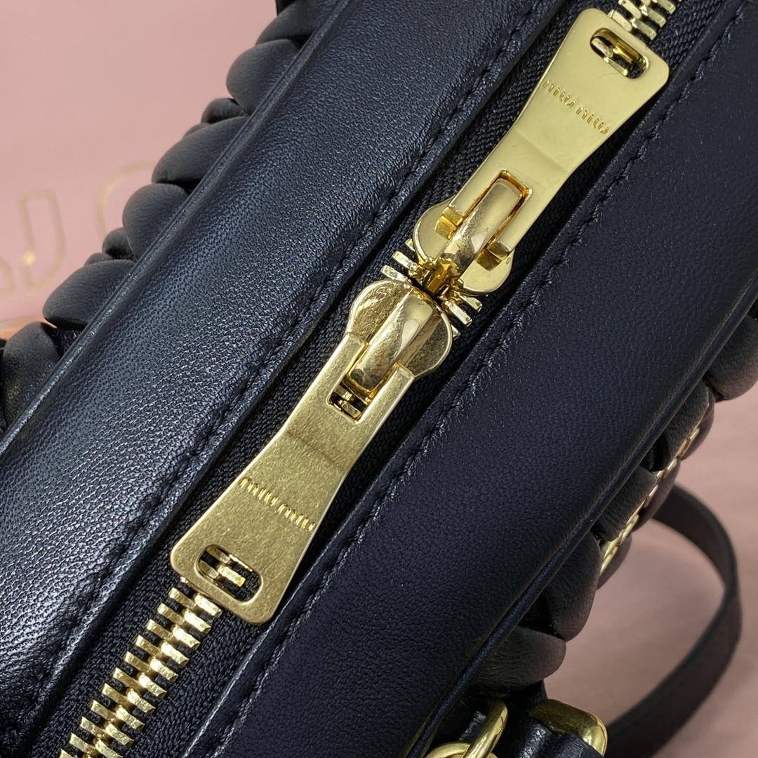 Miu Miu Arcadie matelassé nappa leather bag 22X10.5X7.5cm