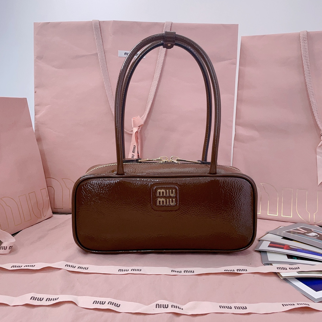 Miu Miu Beau naplak patent leather bag 12x27x8cm