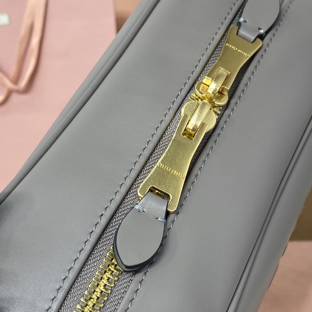 Miu Miu Leather Beau bag 23x34x10cm