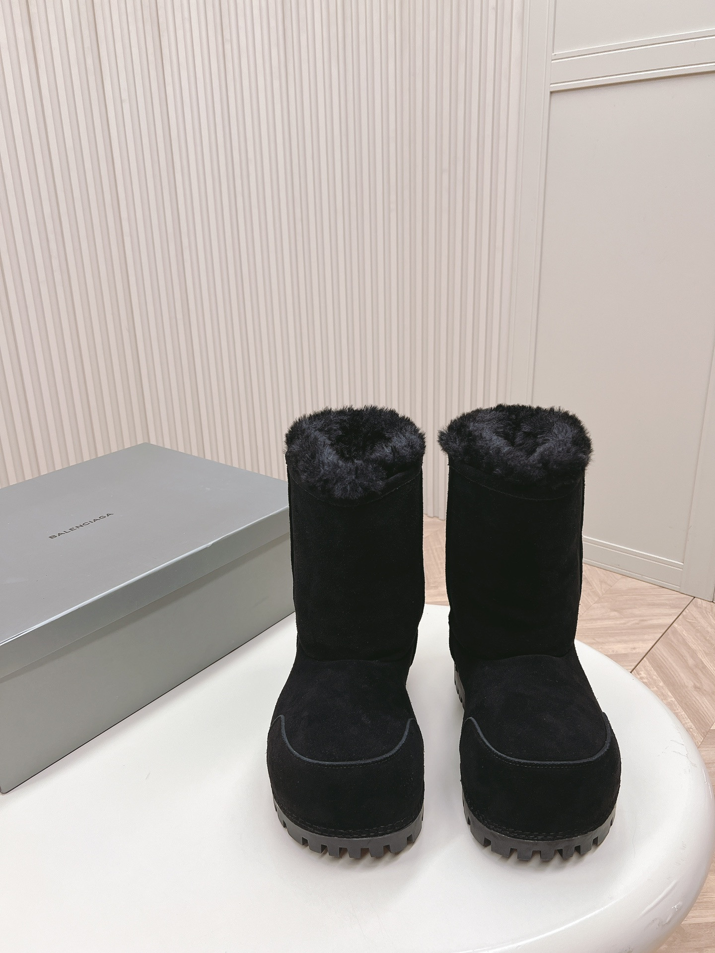 ua Ba*len*cia*ga snow boot
