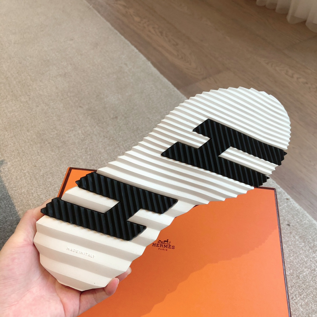 ua H**me5 bouncing sneaker