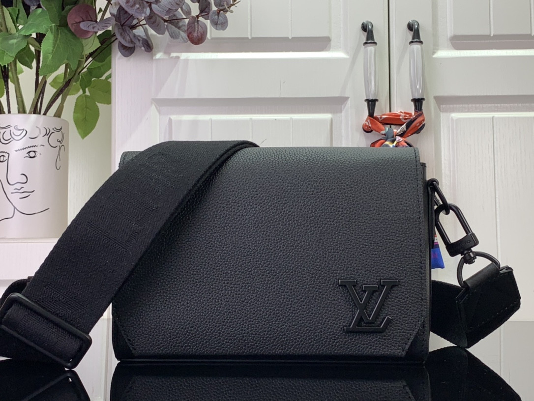 LV Takeoff Messenger PM M24769 22x16.5x7cm