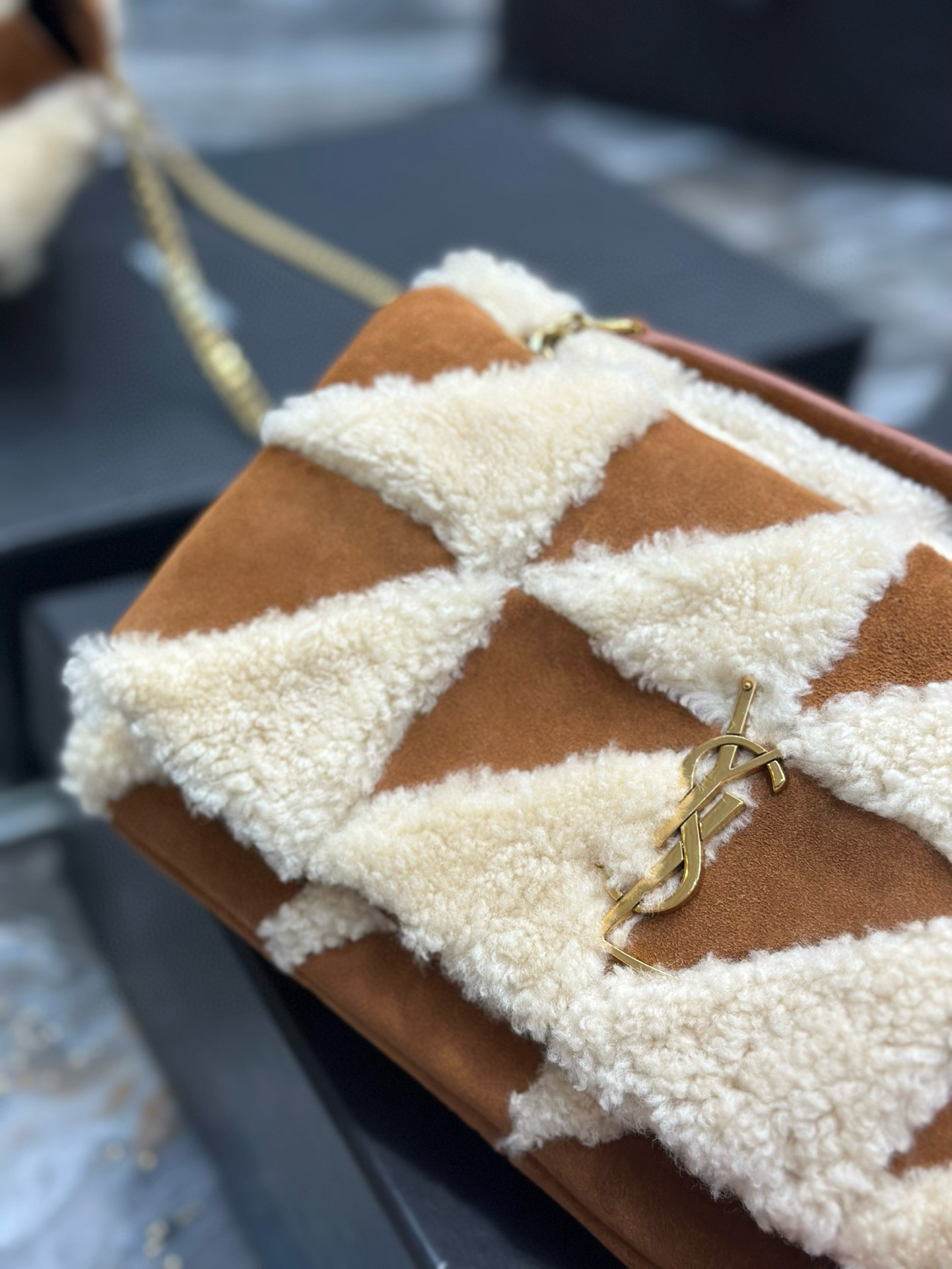 Y*L jamie medium in suede and shearling 25×15×7.5cm