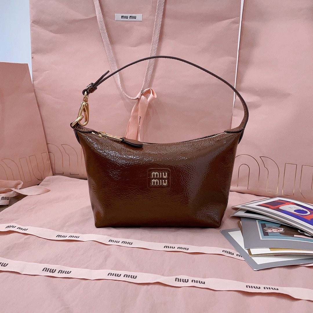 MIU MIU Naplak patent leather pouch 14x18.5x10cm
