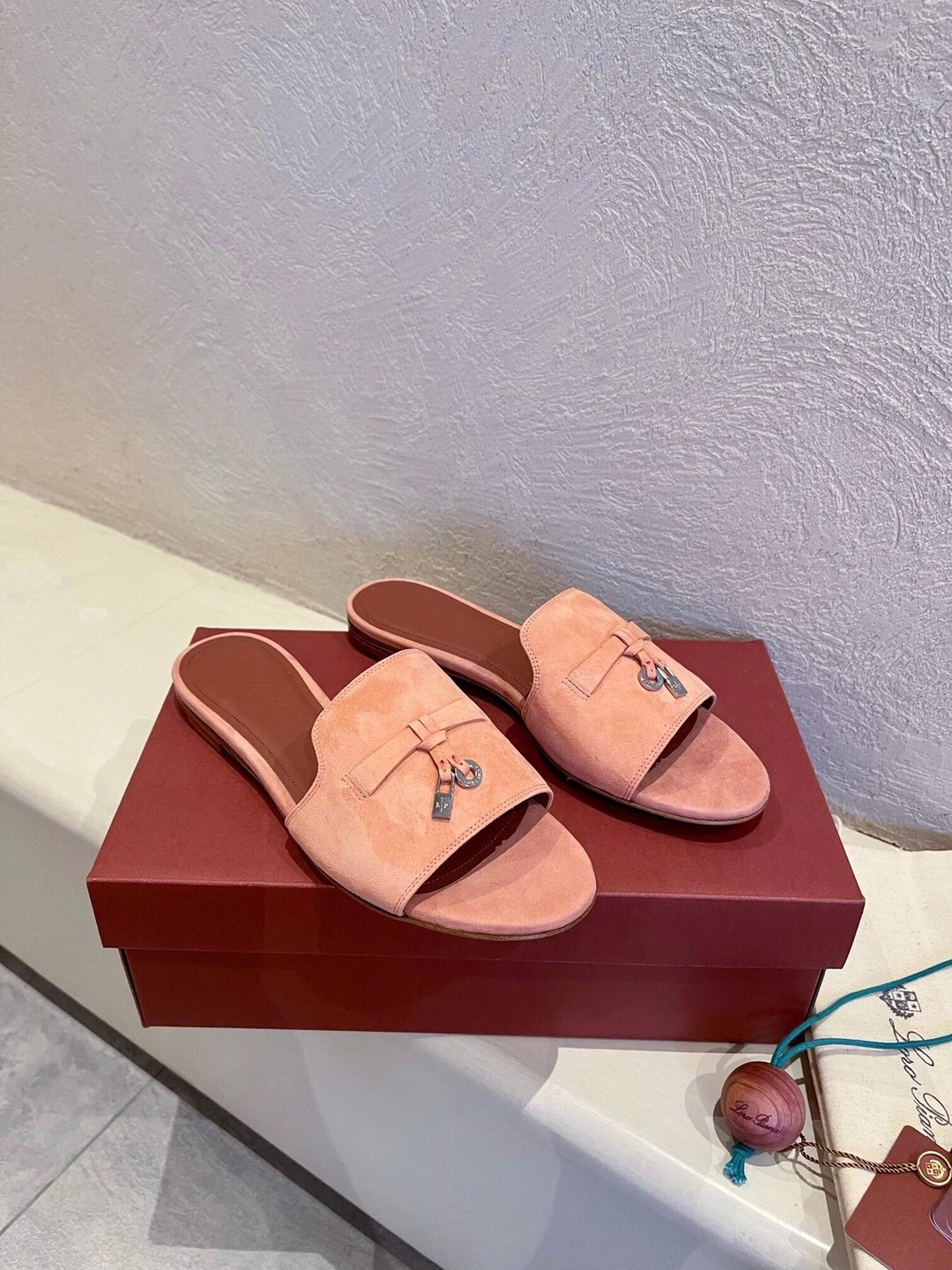 ua L**o p*ana summer charms sandal