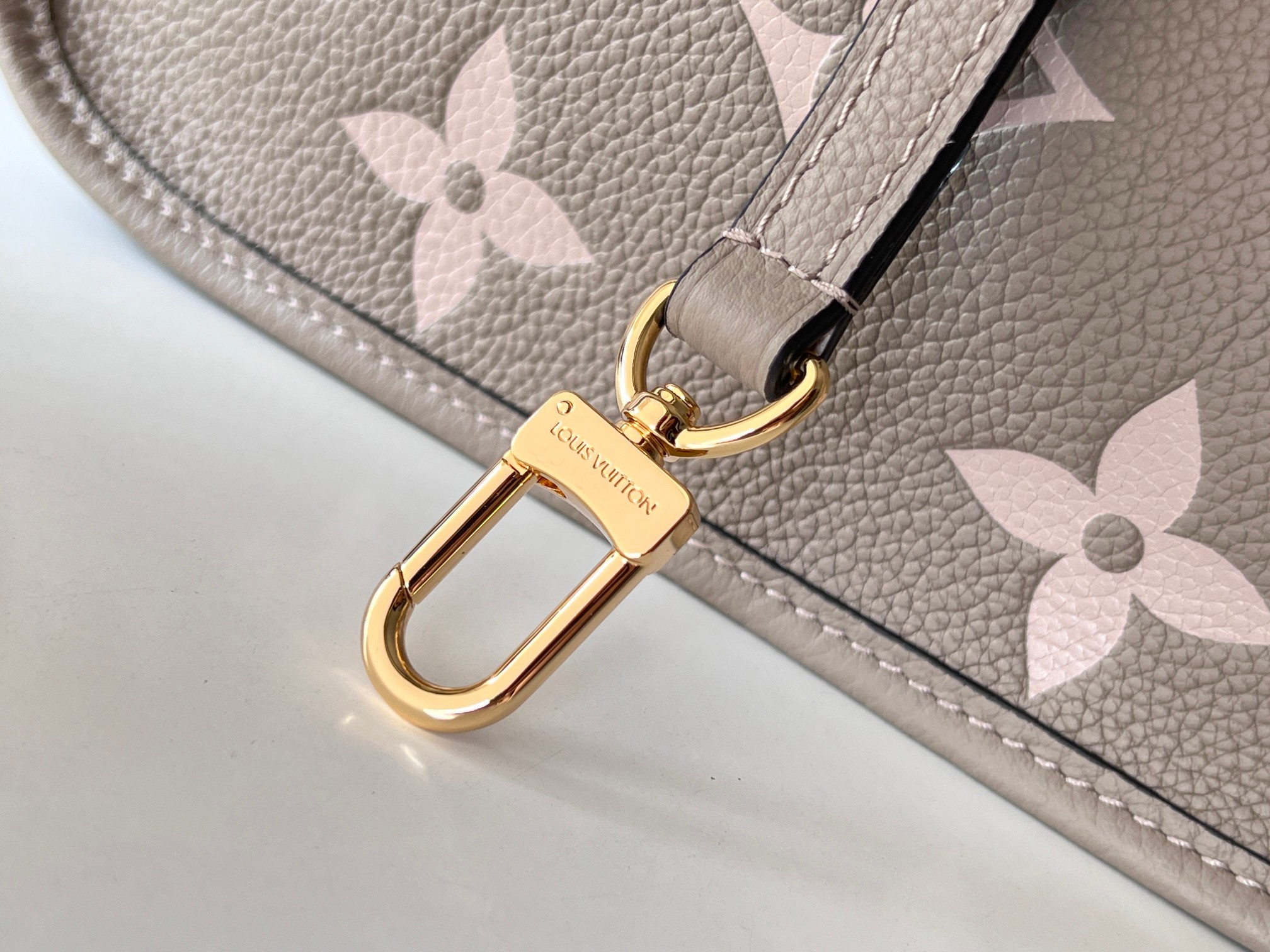 LV Diane M46583 23x16x8.5CM