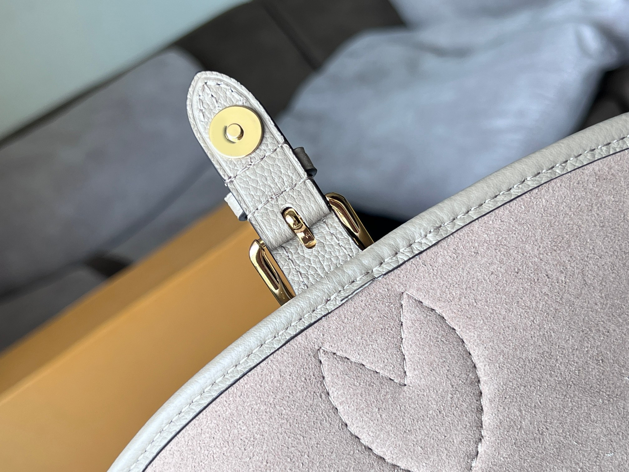 LV Diane M46583 23x16x8.5CM
