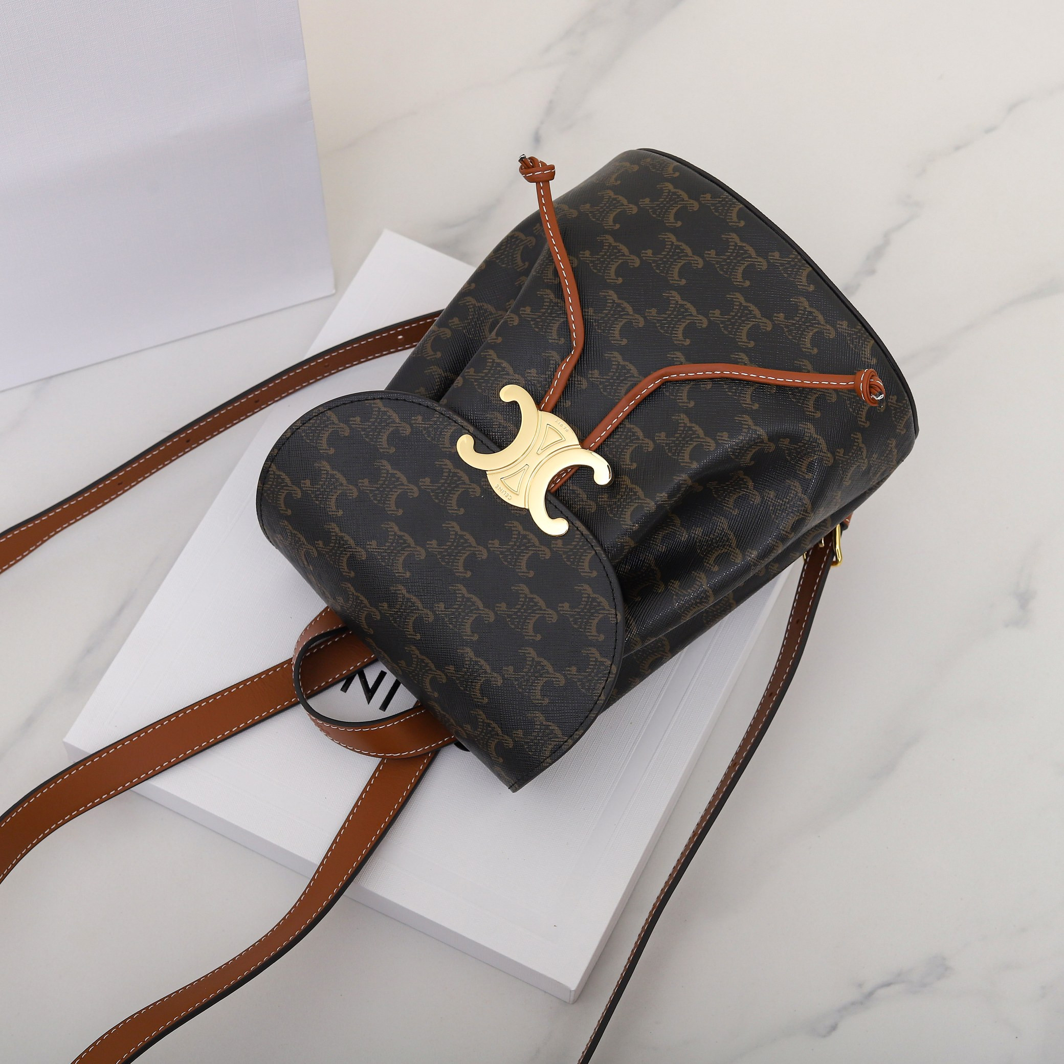 Ce**e bonnie backpack in triomphe canvas and calfskin 118702 25x18x13cm
