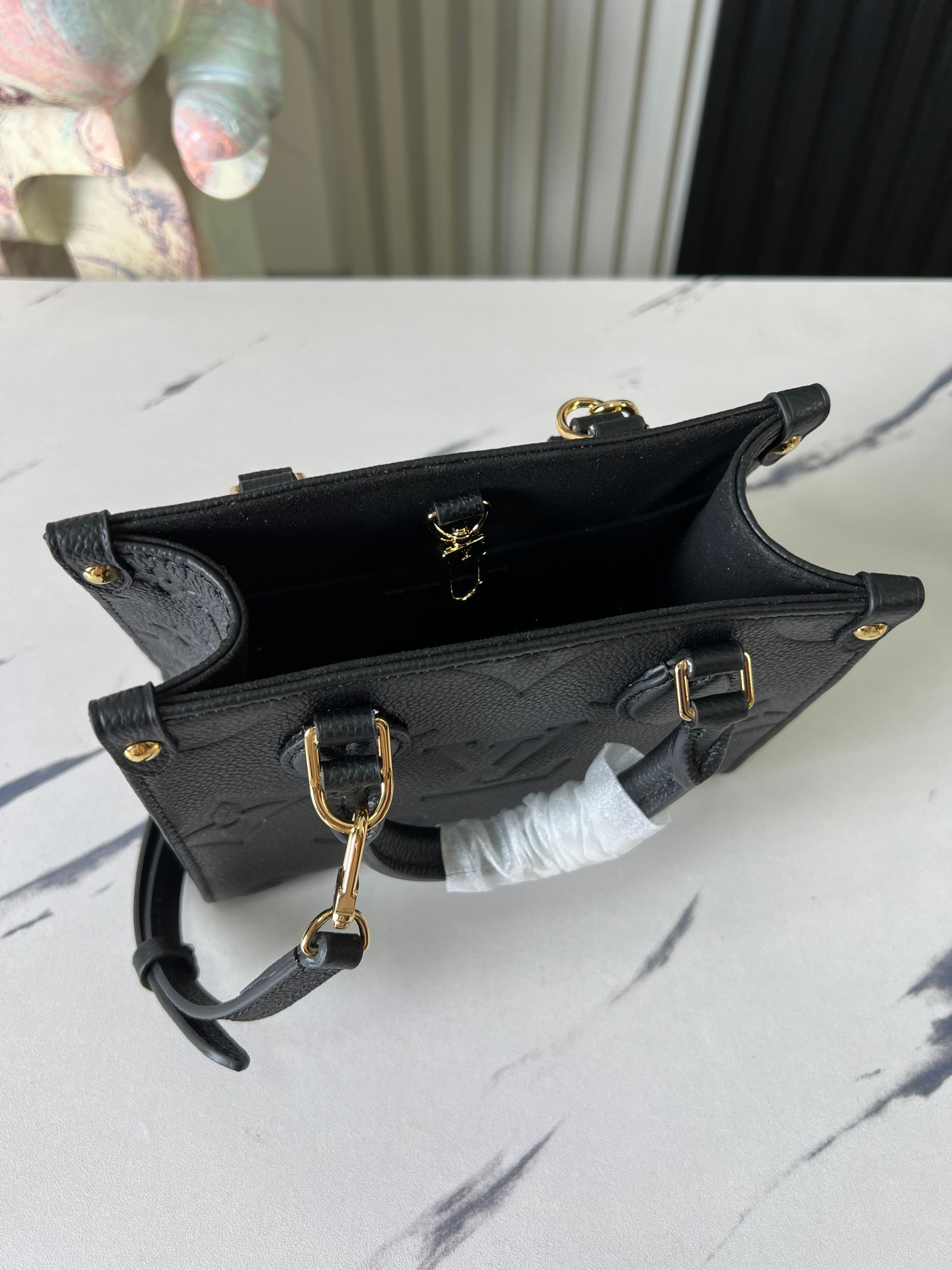 LV ON THE GO BB M46993 18 x15 8.5cm