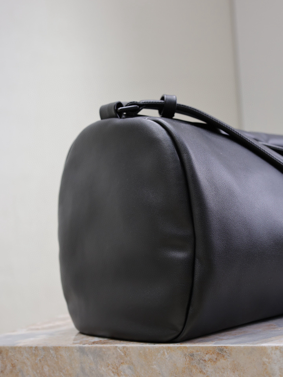 y*l Sa**t Lau*nt duffle in lambskin 53x24x22cm
