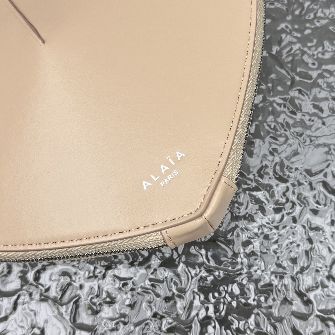 ALAÏA Le Coeur Heart Bag 18.5x20.5x5cm