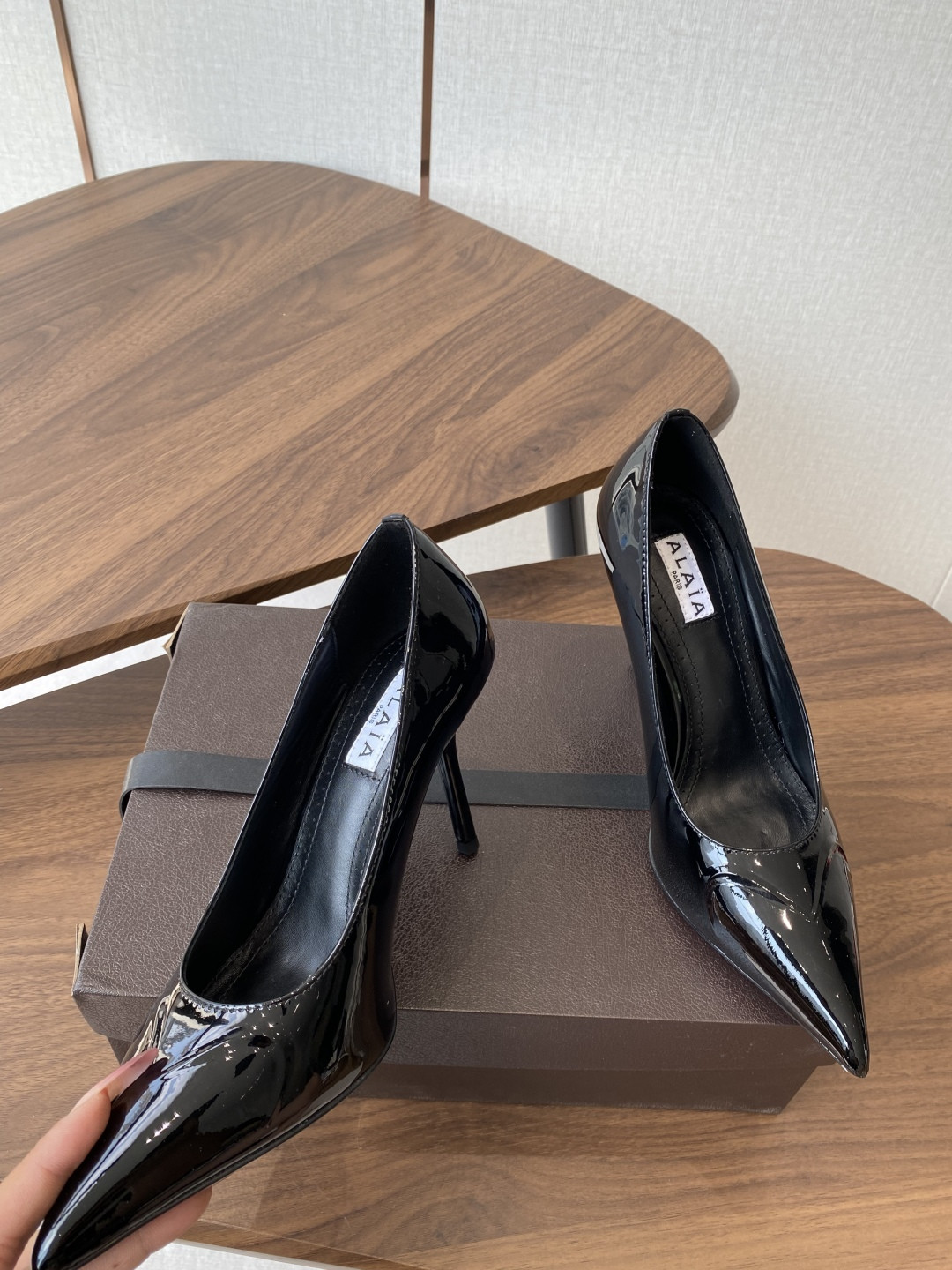 UA Alaia Pointy-Toe Pumps 9cm Heel(Customized Size 7-10 days production time)