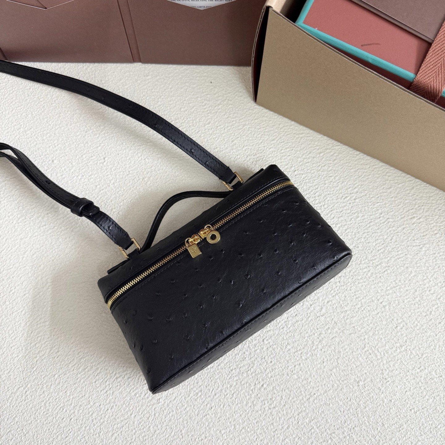 L**o p*ana extra pocket l19 ostrich-grained leather 11 x 19 x 6.5 cm