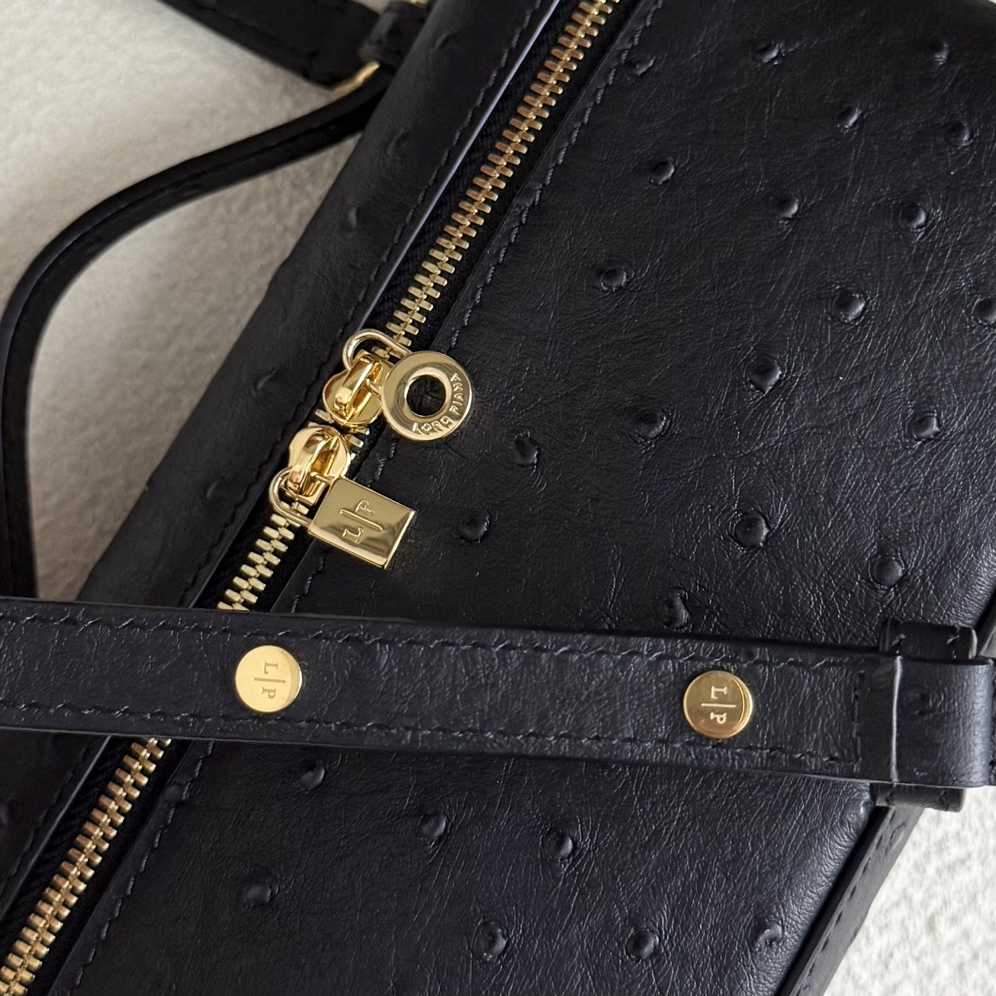 L**o p*ana extra pocket l19 ostrich-grained leather 11 x 19 x 6.5 cm