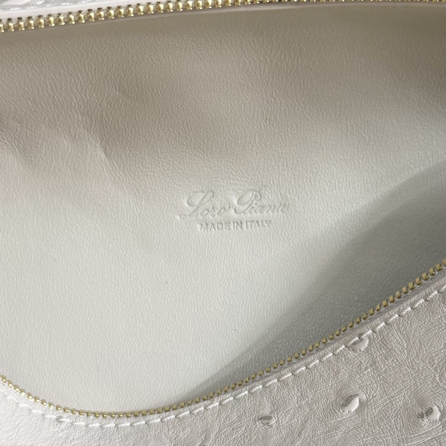 L**o p*ana extra pocket l19 ostrich-grained leather 11 x 19 x 6.5 cm