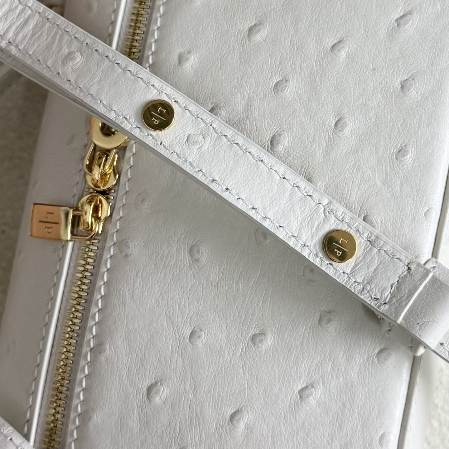 L**o p*ana extra pocket l19 ostrich-grained leather 11 x 19 x 6.5 cm