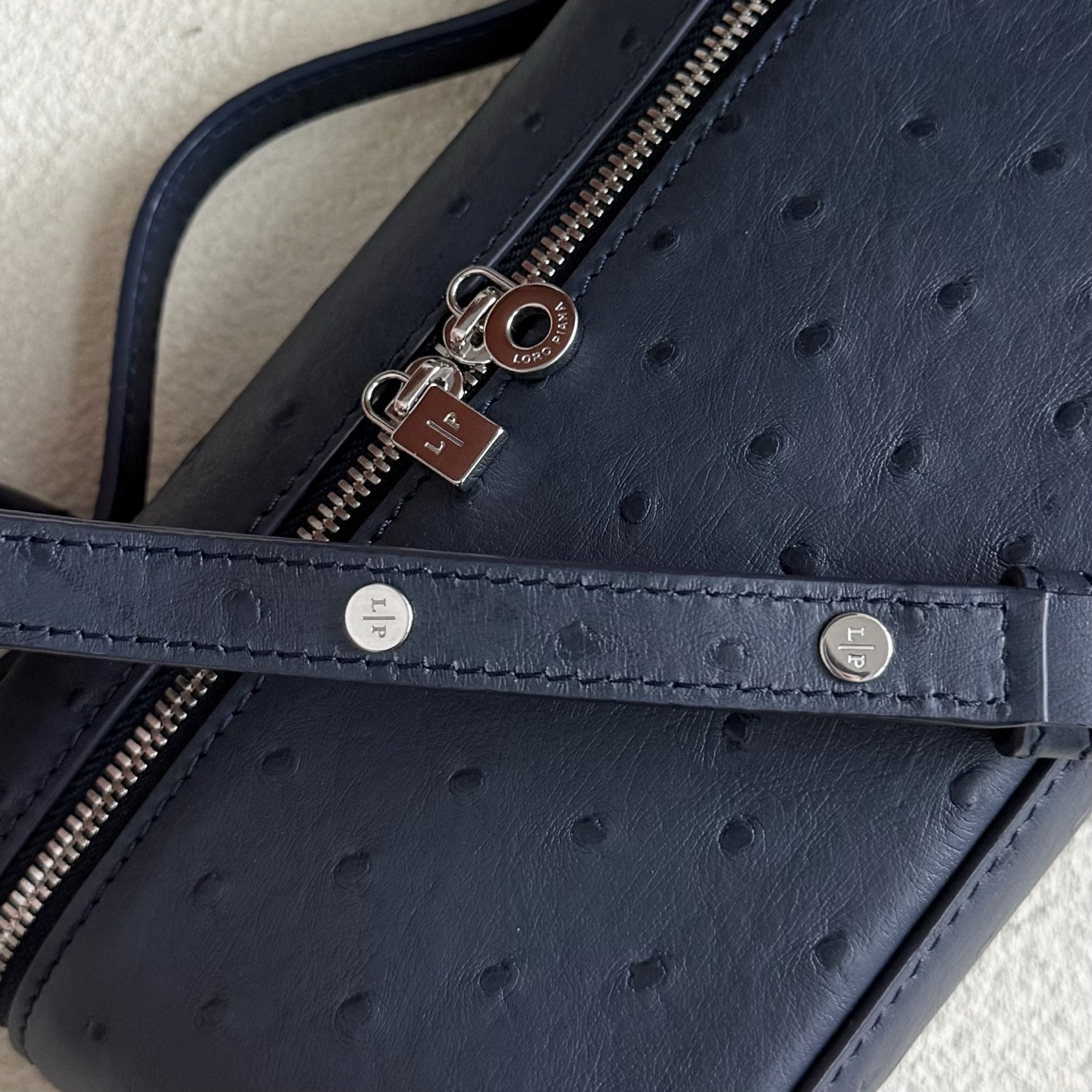 L**o p*ana extra pocket l19 ostrich-grained leather 11 x 19 x 6.5 cm