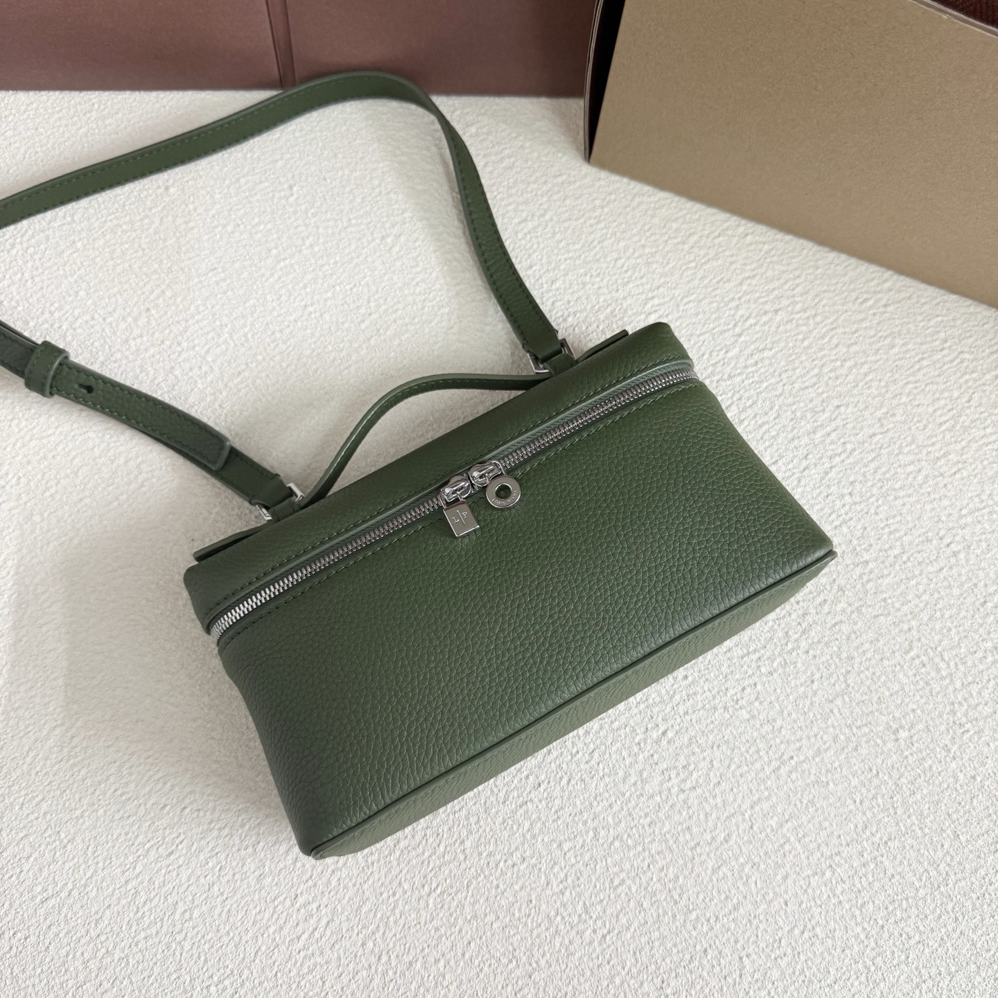 L**o p*ana extra pocket l19 grained calfskin 11 x 19 x 6.5 cm