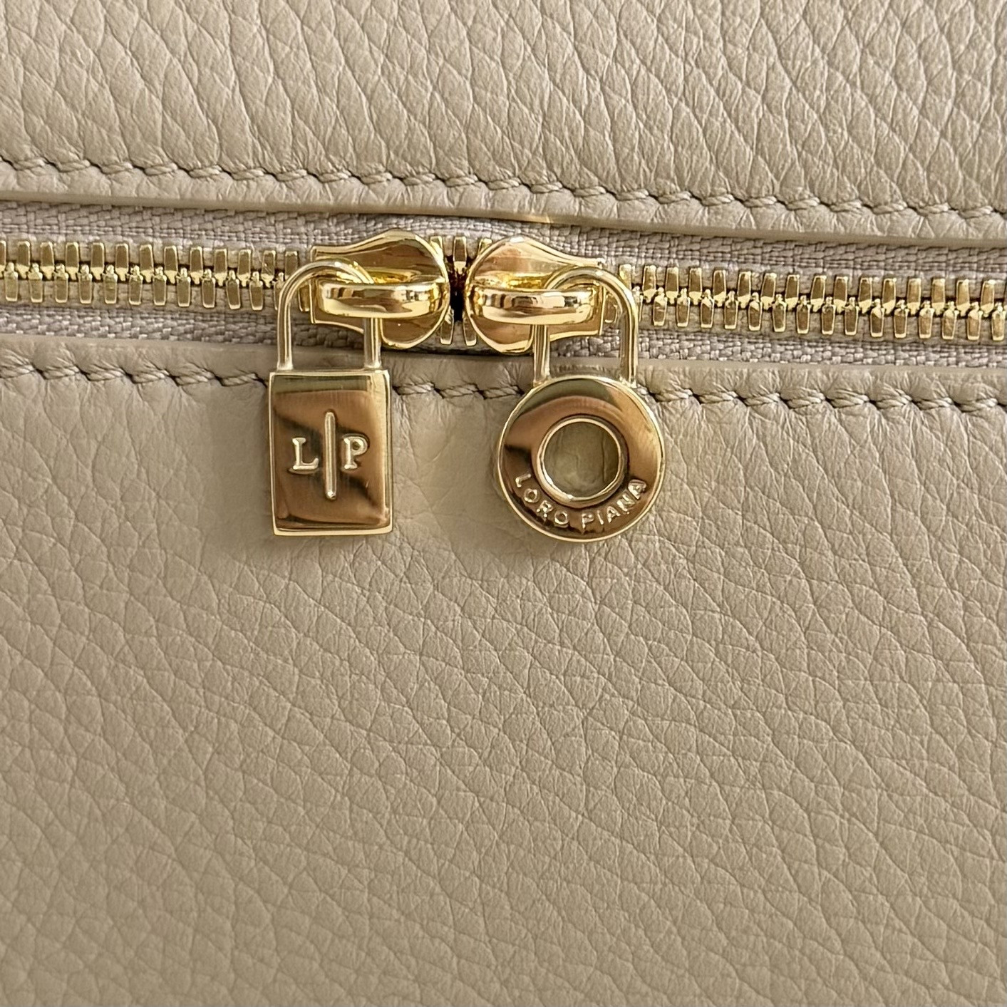 L**o p*ana extra pocket l19 grained calfskin 11 x 19 x 6.5 cm