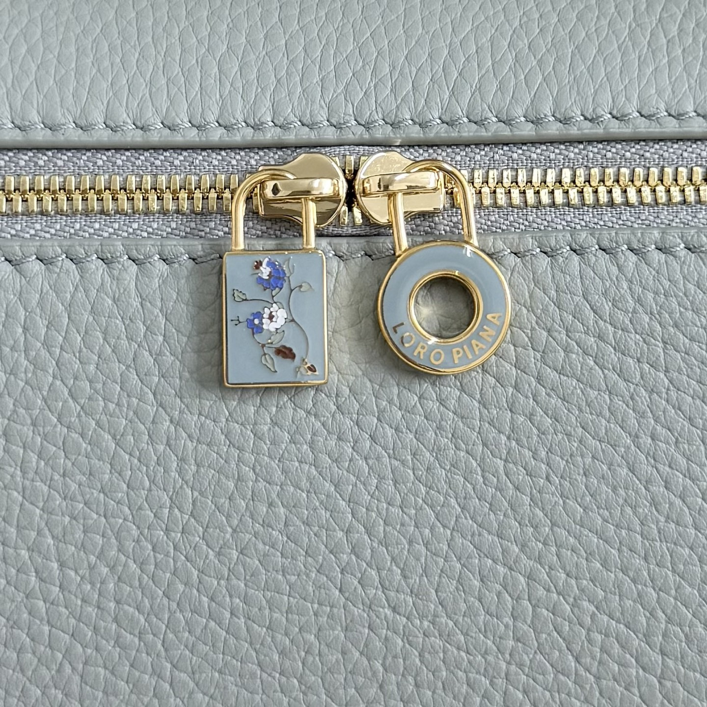 L**o p*ana extra pocket l19 grained calfskin 11 x 19 x 6.5 cm