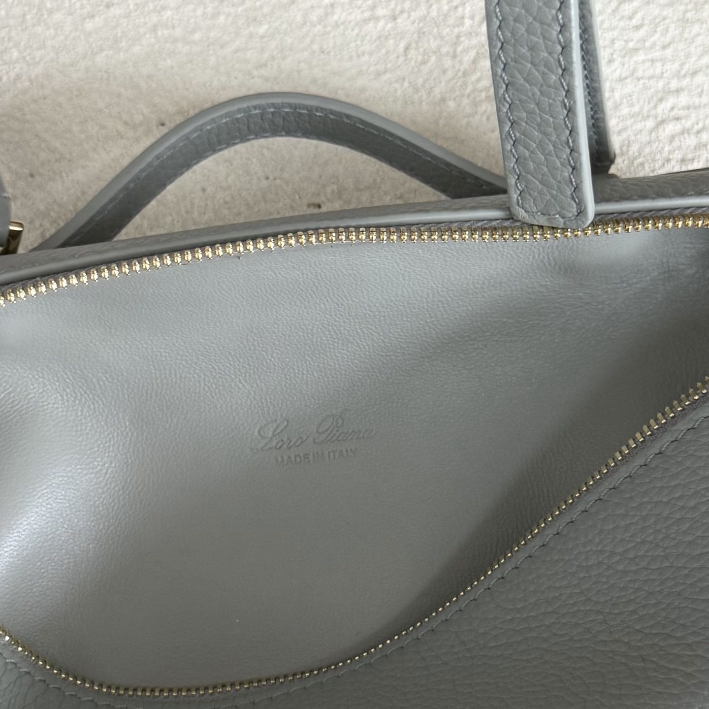 L**o p*ana extra pocket l19 grained calfskin 11 x 19 x 6.5 cm