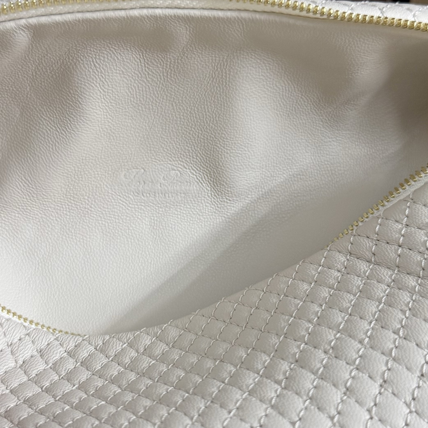 L**o p*ana extra pocket l19 lambskin 19x11.5x7cm