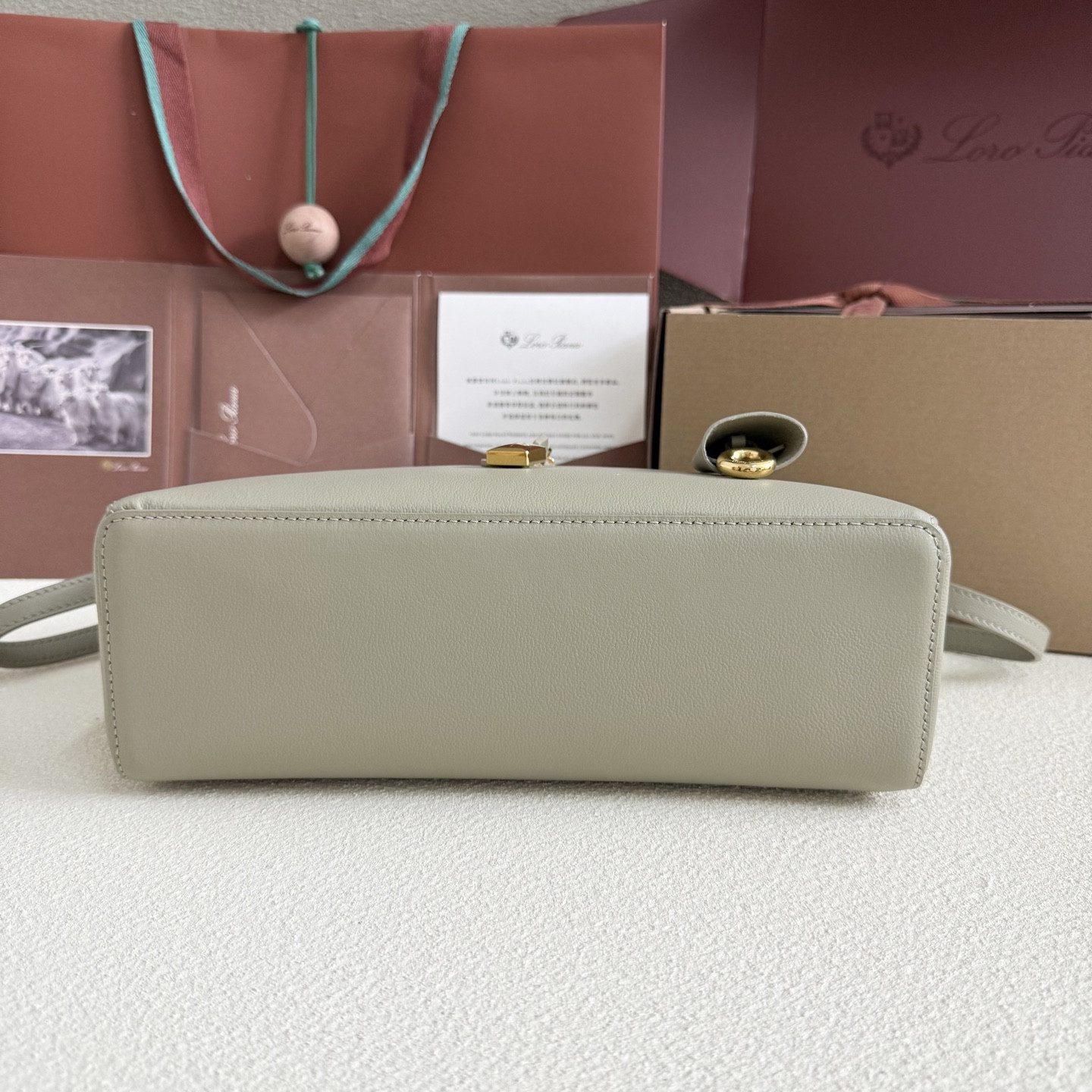 L**o p*ana extra pocket l27 calfskin 16x27x10cm