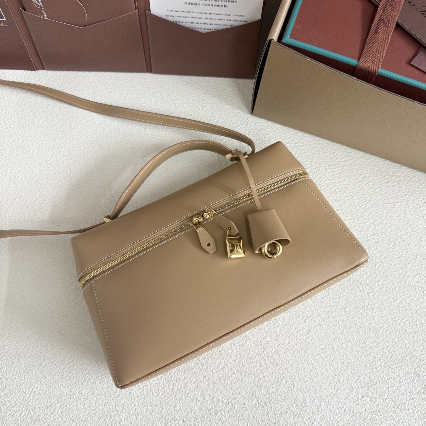 L**o p*ana extra pocket l27 calfskin 16x27x10cm