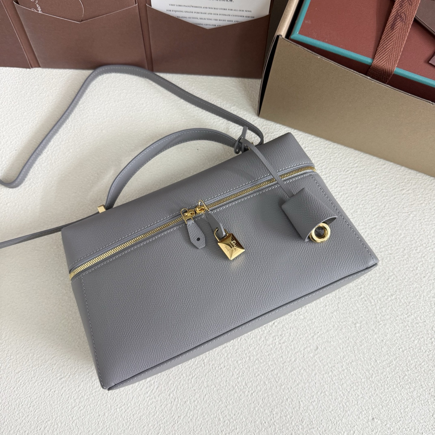 L**o p*ana extra pocket l27 calfskin 16x27x10cm