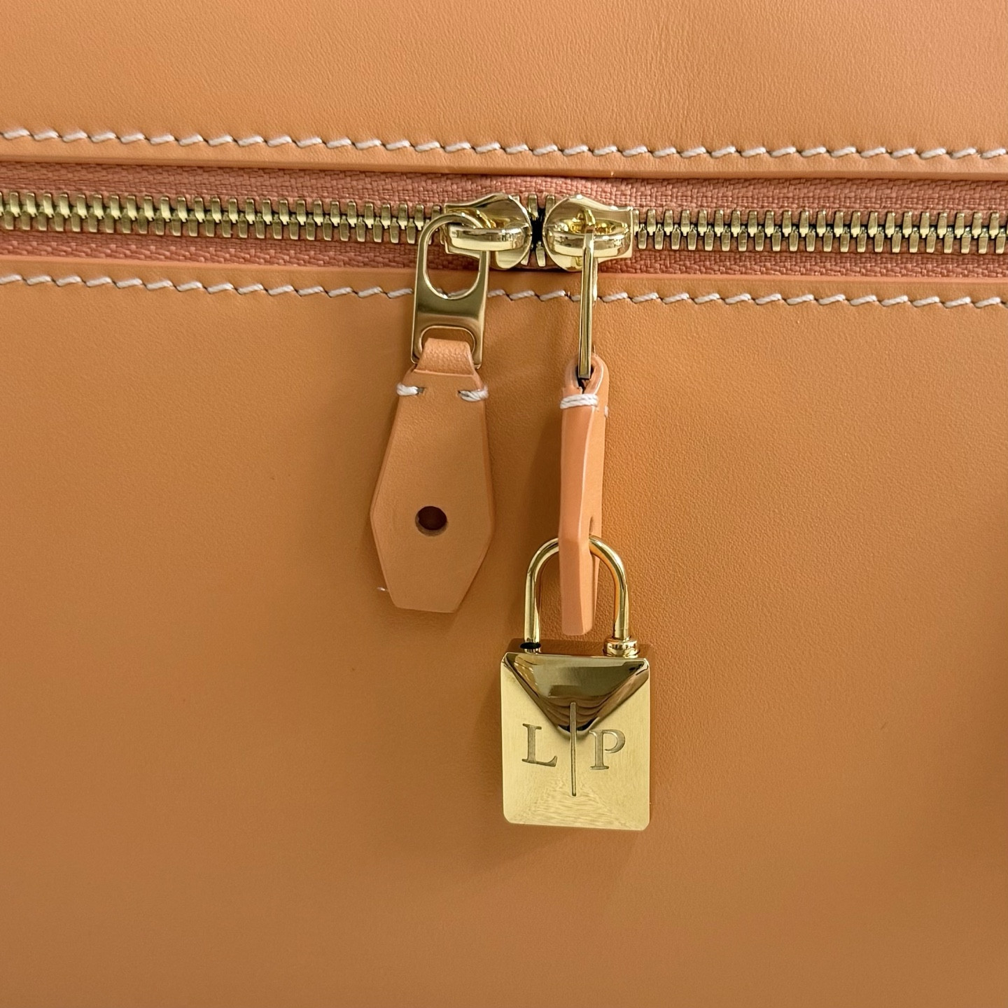 L**o p*ana extra pocket l27 calfskin 16x27x10cm